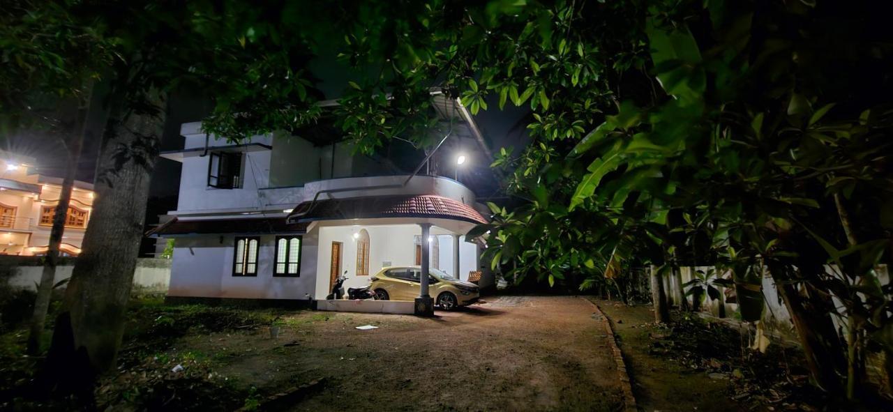 Islandstay-A Riverside Property Коллам Екстер'єр фото
