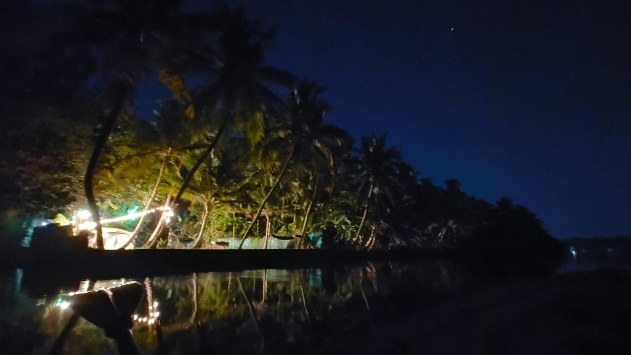 Islandstay-A Riverside Property Коллам Екстер'єр фото